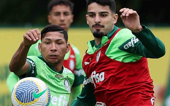 Rony e Flaco López em disputa no treino do Palmeiras 