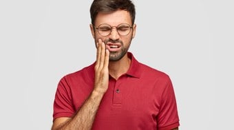 Por que nosso rosto pode inchar após uma extração dental?