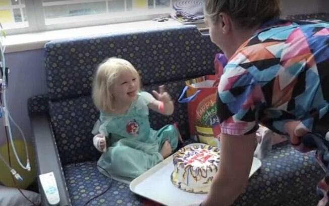 Pequena menina ganhou bolo e presentes de aniversário das enfermeiras, durante passagem do furacão Irma 