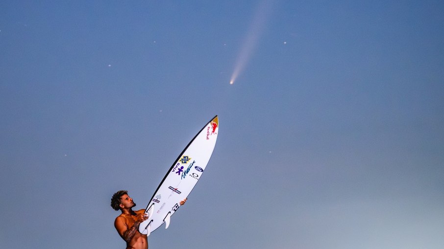 Ítalo Ferreira surge em foto espetacular com 'cometa do século' ao fundo