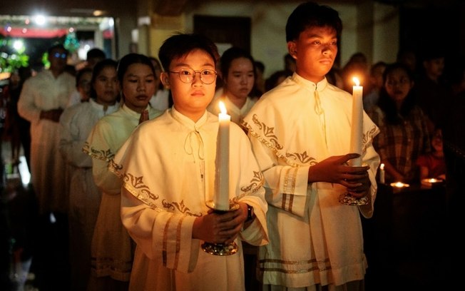 Um grupo de católicos participa da missa de Natal na Igreja do Sagrado Coração em Banda Aceh, na Indonésia, no dia 24 de dezembro de 2024