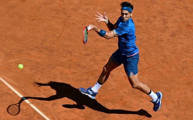 O tenista chileno Alejandro Tabilo devolve a bola durante sua partida da 3ª rodada do Masters 1000 de Roma contra o sérvio Novak Djokovic, no dia 12 de maio de 2024, no Foro Italico, em Roma.