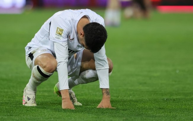 O argentino Exequiel Palacios, do Bayer Leverkusen, lamenta após o empate contra o St. Pauli em Hamburgo, em 20 de abril de 2025 O argentino Exequiel Palacios, do Bayer Leverkusen, lamenta após o empate contra o St. Pauli em Hamburgo, em 20 de abril de 2025