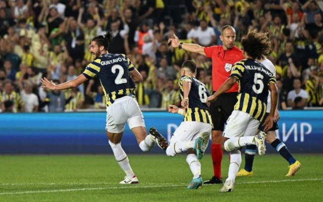 Com gol e assistência de ex-Flamengo, Fenerbahçe bate Dínamo Kiev pela Liga Europa