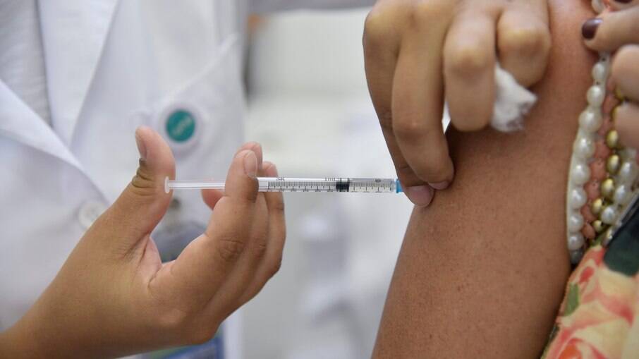 Brasil completou 6 meses de vacinação com 15,7% da população completamente imunizada