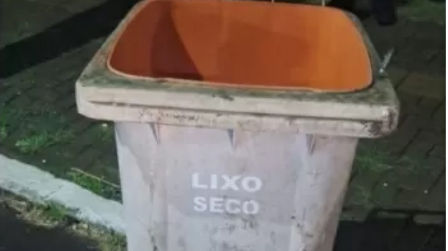 Vítima estava dentro de um carrinho de lixo seco, em Porto Alegre