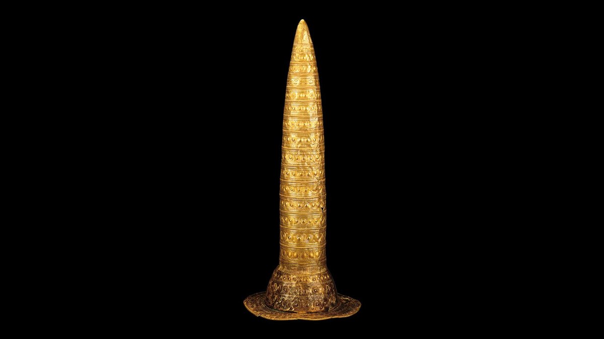 Chapéu de ouro produzido entre 1000 a.C. e 800 a.C. Chapéu de ouro produzido entre 1000 a.C. e 800 a.C.
