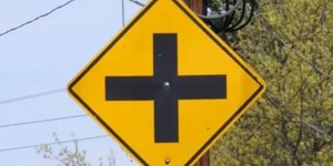 Placa amarela com cruz preta: entenda o significado e o alerta