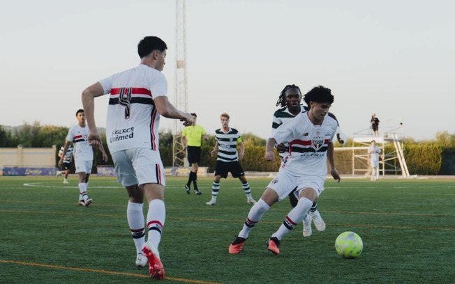 Brenno marca e participa de dois gols no primeiro tempo