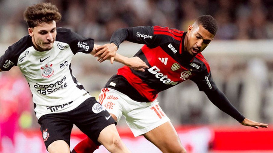 Breno Bidon e Samuel Lino durante Corinthians x Flamengo, neste domingo (22)