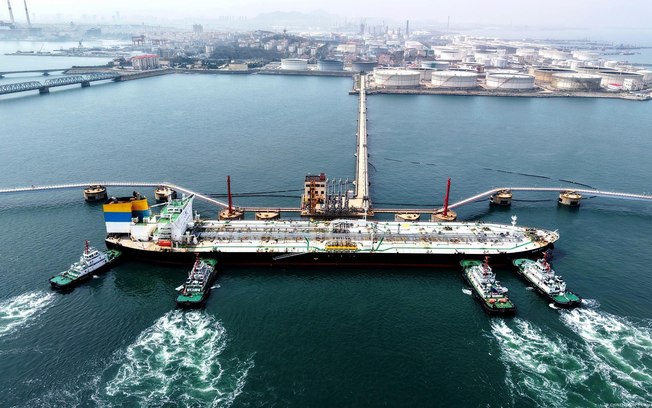 Petroleiro em terminal de importação chinês: compras de petróleo pela China são uma tábua de salvação fundamental para o Irã