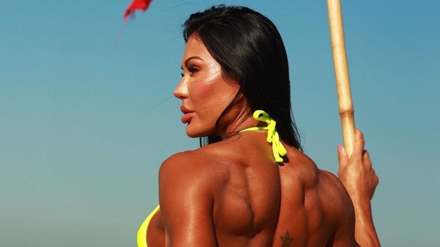 Gracyanne Barbosa ostenta corpo definido em biquíni neon