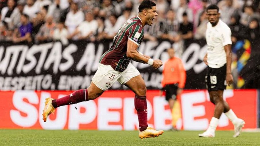 Hulk comemora na Neo Química Arena, Fluminense vence por 3 a 1 e afunda Corinthians na tabela