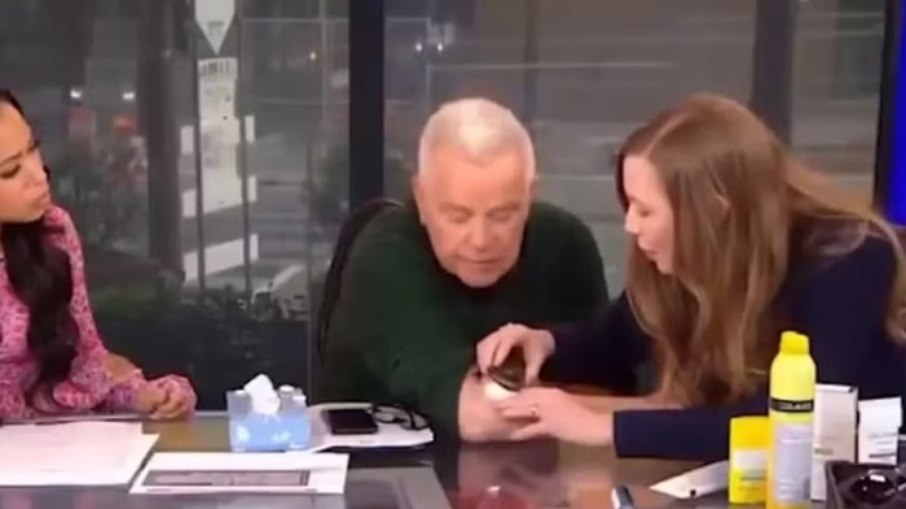 Mike Jerrick é diagnosticado com câncer de pele ao vivo na TV Mike Jerrick é diagnosticado com câncer de pele ao vivo na TV