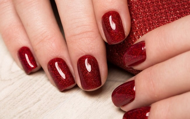 15 unhas decoradas vermelhas com glitter que são um arraso