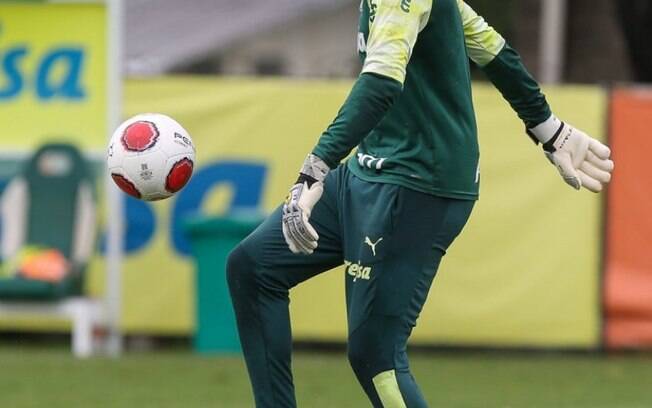 Goleiro Vinícius testa positivo para Covid-19 na chegada do Palmeiras em Abu Dhabi