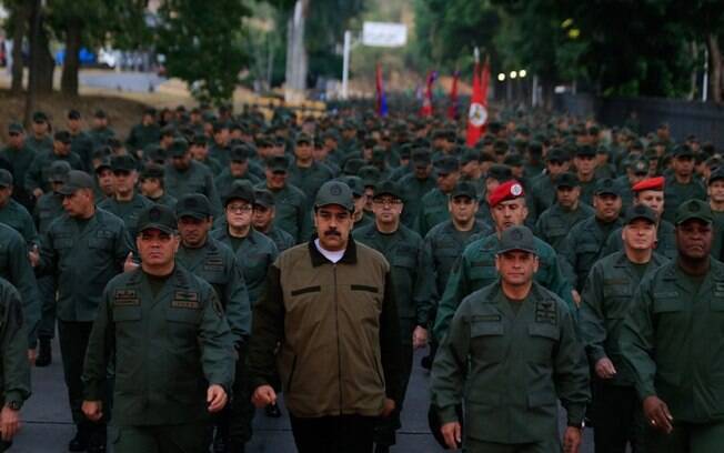 Maduro marchou ao lado de militares na tarde desta quinta-feira (2) para demonstrar apoio