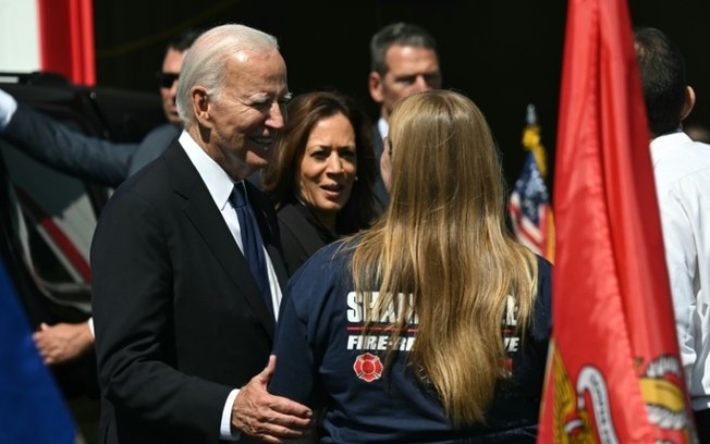 Joe Biden cumprimenta bombeiros em Shanksville, Pensilvânia, em 11 de setembro de 2024