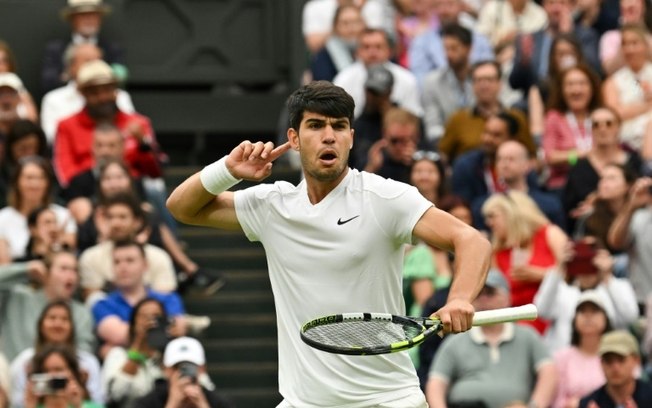 O tenista espanhol Carlos Alcaraz comemora o ponto que lhe deu o quarto set na vitória sobre o americano Frances Tiafoe na terceira rodada do torneio de Wimbledon, em Londres, em 5 de julho de 2024