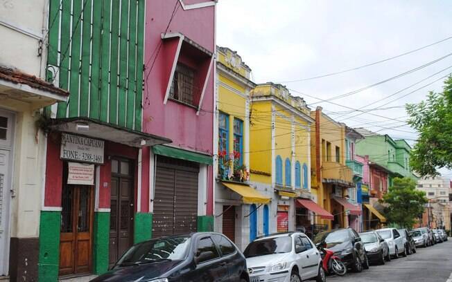 A primeira pizzaria da cidade ficava nesse prédio verde e vermelho.