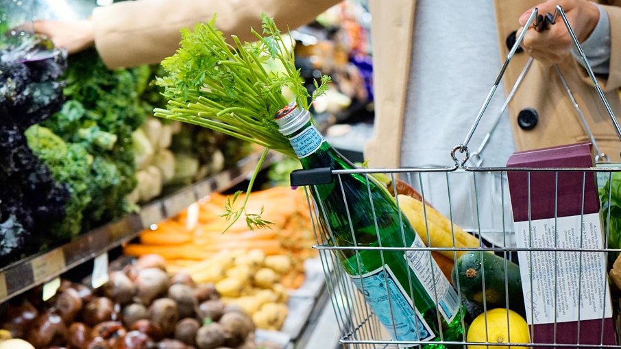 Para milhões de mulheres, administrar as compras da casa também significa administrar os limites do orçamento