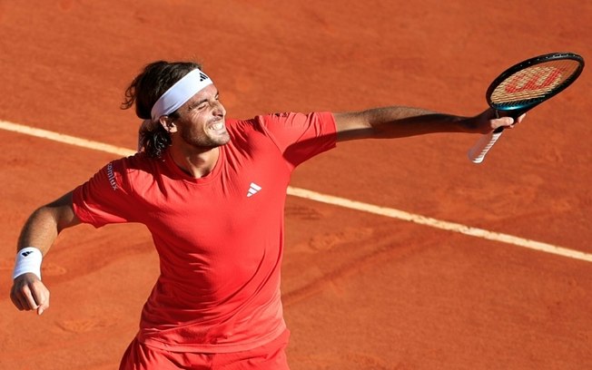 Stefanos Tsitsipas comemora a vitória sobre Jannik Sinner nas semifinais do Masters 1000 de Monte Carlo, em 13 de abril de 2024