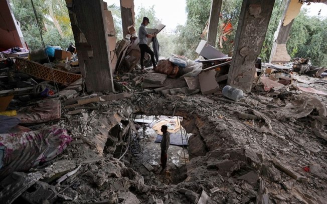 Destruição no acampamento de Bureij, no centro da Faixa de Gaza, após um bombardeio israelense, em 3 de junho de 2024