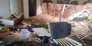 Deslizamento de terra deixa um ferido e família desalojada em S