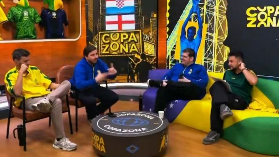 Apresentadores da CazéTV tiram sarro da TV Globo Apresentadores da CazéTV tiram sarro da TV Globo