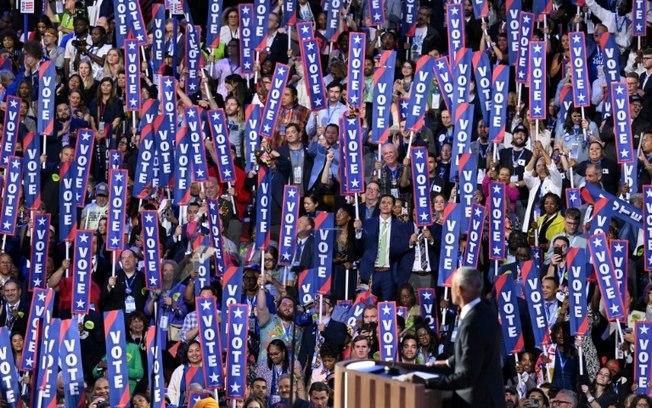 O ex-presidente Barack Obama discursa no segundo dia da Convenção Nacional Democrata (DNC) no United Center em Chicago, em 20 de agosto de 2024