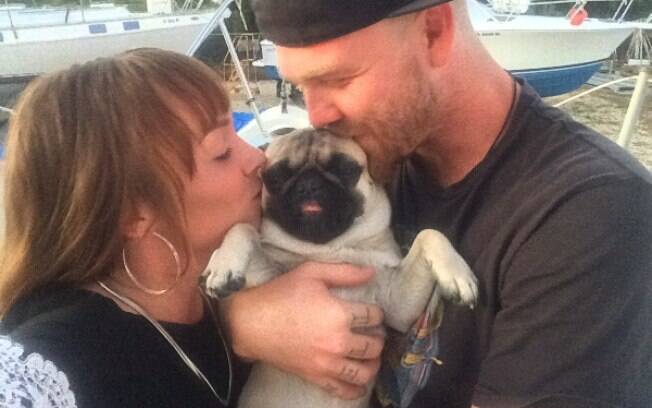 Casal Tanner Broadwell e Nikki Walsh e Remy, o cachorro de 2 anos Casal Tanner Broadwell e Nikki Walsh e Remy, o cachorro de 2 anos