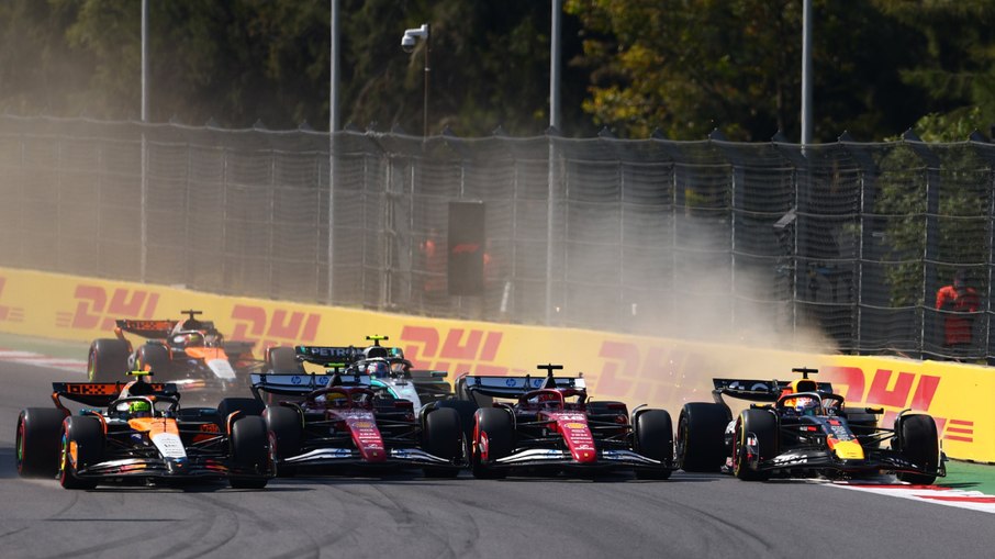 Carros emparelhados na primeira curva do GP do México