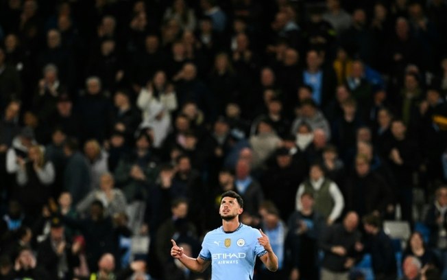 O meio-campista português do Manchester City, Matheus Nunes, comemora o segundo gol de sua equipe durante a partida da Premier League contra o Aston Villa no Etihad Stadium em Manchester, em 22 de abril de 2025. O meio-campista português do Manchester City, Matheus Nunes, comemora o segundo gol de sua equipe durante a partida da Premier League contra o Aston Villa no Etihad Stadium em Manchester, em 22 de abril de 2025.