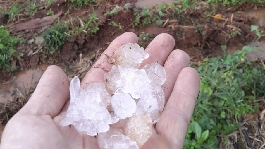 A Defesa Civil de Santa Catarina mantém aviso de chuva forte, com risco de alagamentos, deslizamentos e inundações, até o fim de semana A Defesa Civil de Santa Catarina mantém aviso de chuva forte, com risco de alagamentos, deslizamentos e inundações, até o fim de semana