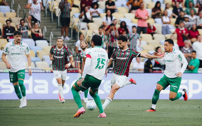 Hulk comemora seu primeiro gol em jogo oficial pelo Fluminense no Maracanã