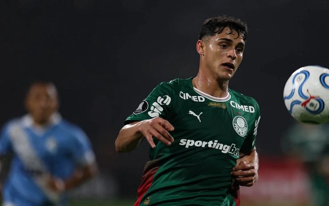 Khellven iniciou a transição física no gramado em treino do Palmeiras Khellven iniciou a transição física no gramado em treino do Palmeiras
