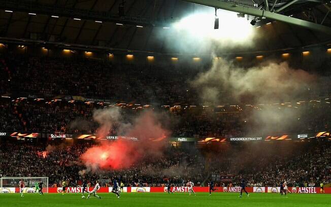 Torcedores do Ajax acenderam sinalizadores nas arquibancadas do estádio em Estocolmo