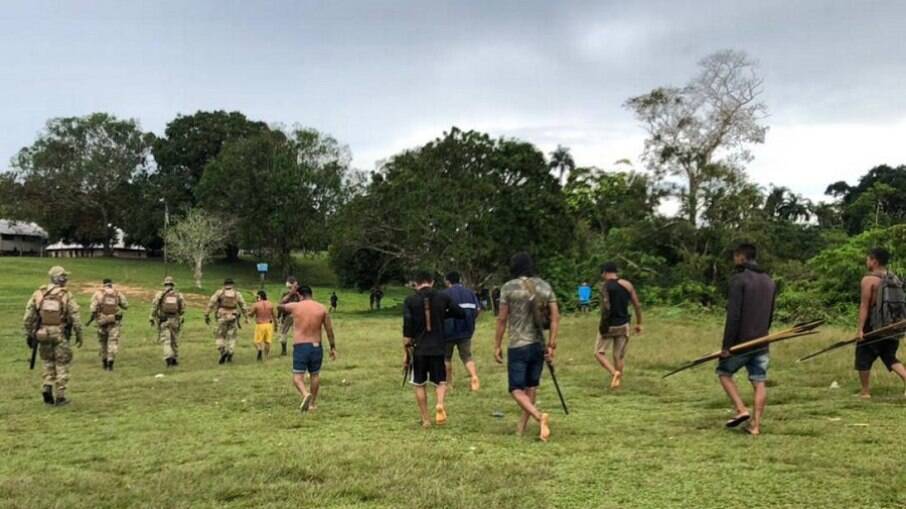 Agentes de segurança em diligência na comunidade de Palimiú,  em Roraima