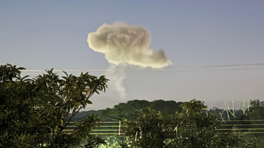 Cortina de fumaça no céu após explosão