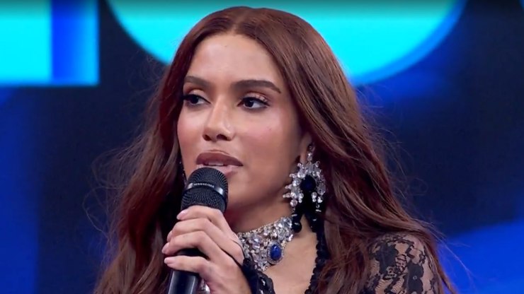 Anitta conquista sonho e se emociona