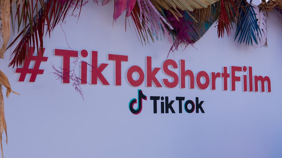 Segundo levantamento da consultoria Dynamoi, 52% dos vídeos publicados no TikTok contam com algum elemento de IA