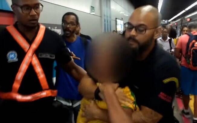 Menino que vive em situação de rua levou gravata e foi arrastado por policiais para fora de estação no Rio de Janeiro