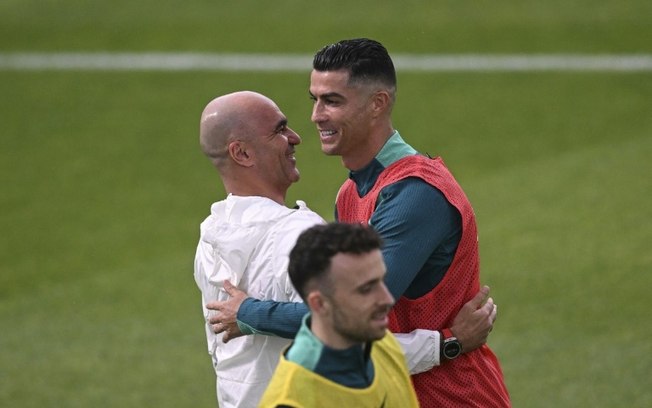 Roberto Martínez (E) e Cristiano Ronaldo (D) se abraçam antes de treino da seleção portuguesa