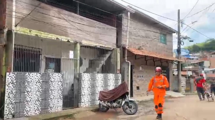 População é evacuada por risco de desabamento População é evacuada por risco de desabamento