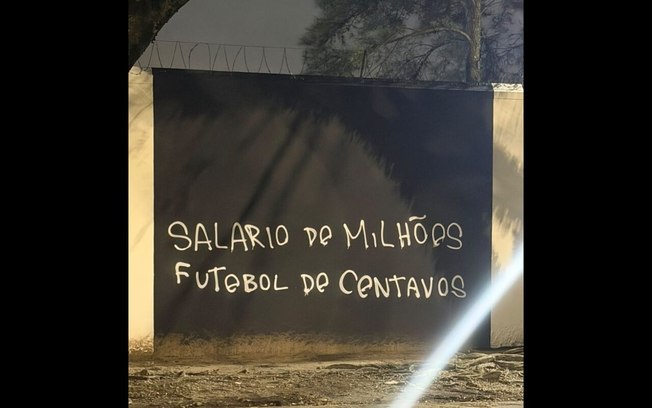 Timão acumula dois meses de direitos de imagem atrasados, enfrenta três transfer bans e está a três pontos do Z4 Timão acumula dois meses de direitos de imagem atrasados, enfrenta três transfer bans e está a três pontos do Z4