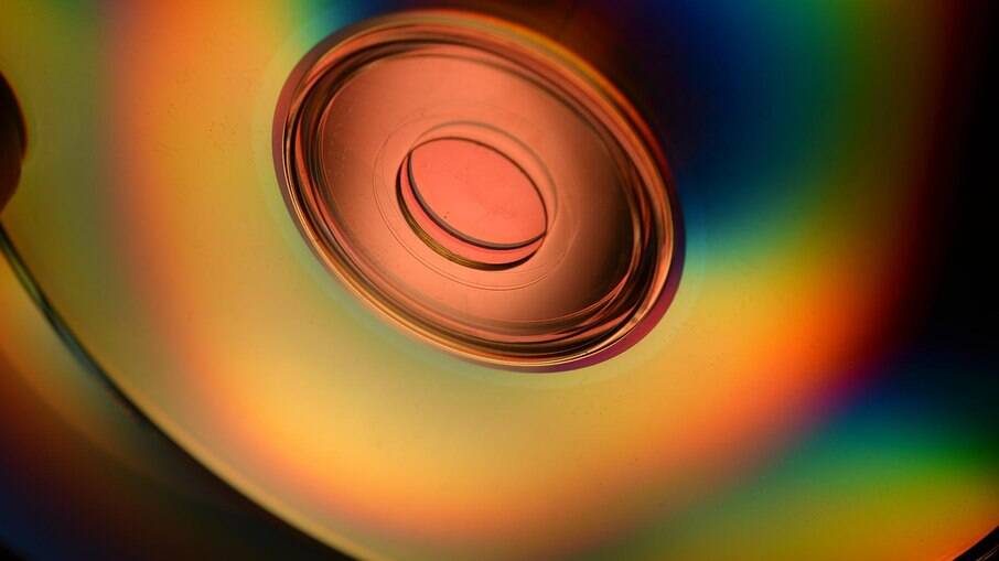 Luz solar, originalmente branca, se dispersa e é dividida em várias cores quando refletida em um CD