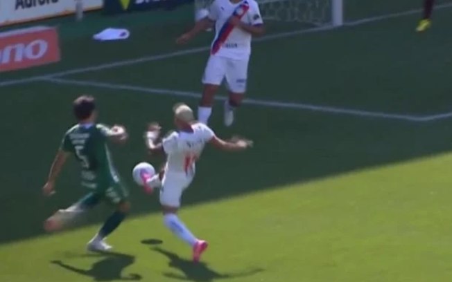 Erick Pulga sofre pênalti para o Bahia Erick Pulga sofre pênalti para o Bahia