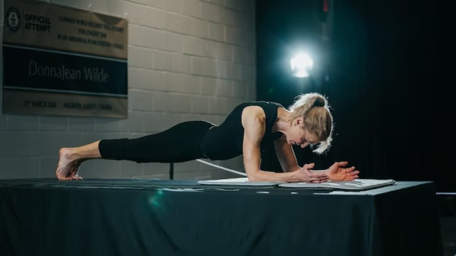 Canadense de 58 anos bate recorde mundial de prancha