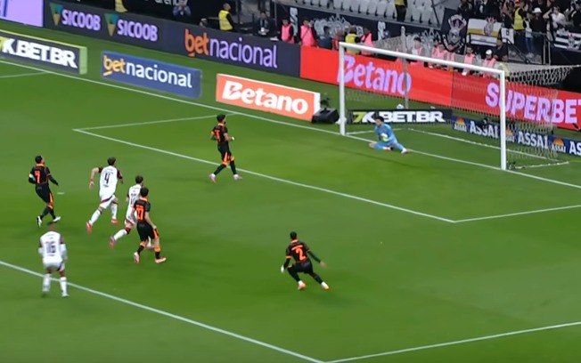 Yuri Alberto tentou cavadinha contra Rossi