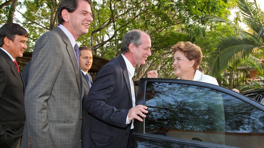 Dilma Rousseff se despede dos integrantes da cúpula do PSB, em evento em Brasília logo após o primeiro Turno, em 2010. Cid Gomes, Ciro Gomes e Eduardo Campos querem novas pastas Dilma Rousseff se despede dos integrantes da cúpula do PSB, em evento em Brasília logo após o primeiro Turno, em 2010. Cid Gomes, Ciro Gomes e Eduardo Campos querem novas pastas